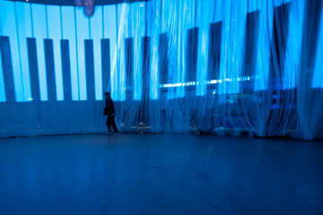 המעצב רון ארד בתוך ה''curtain call'' (צילום: Ron Arad Curtain Call by )