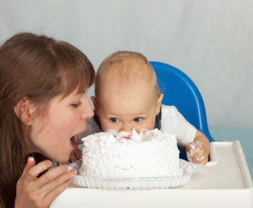 תינוקות לא אמורים לאכול ממתקים (צילום: shutterstock)
