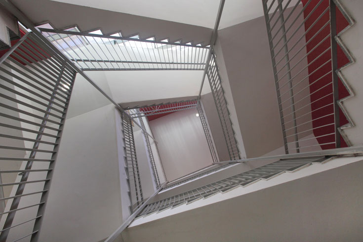 שני גרמי-מדרגות מלופפים זה בזה במקביל, ואפשר לבחור באיזה מהם לעלות או לרדת (צילום: אמית הרמן)