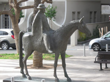 על הסוס. הפסל של מאיר דיזנגוף (צילום: אריאלה אפללו)