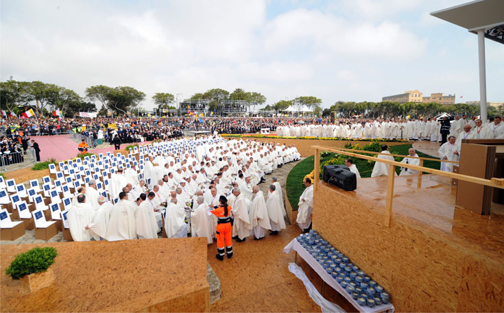 וזה אירוע שהתקיים במלטה לכבוד האפיפיור, עם אלף כיסאות מתפרקים מתוצרת החברה