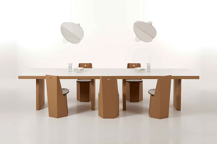 שולחן ATLANTE, מ-1,360 שקלים (בצילום שניים מחוברים). הקרטון מצופה שכבת PVC נגד מים (באדיבות פיטרו)
