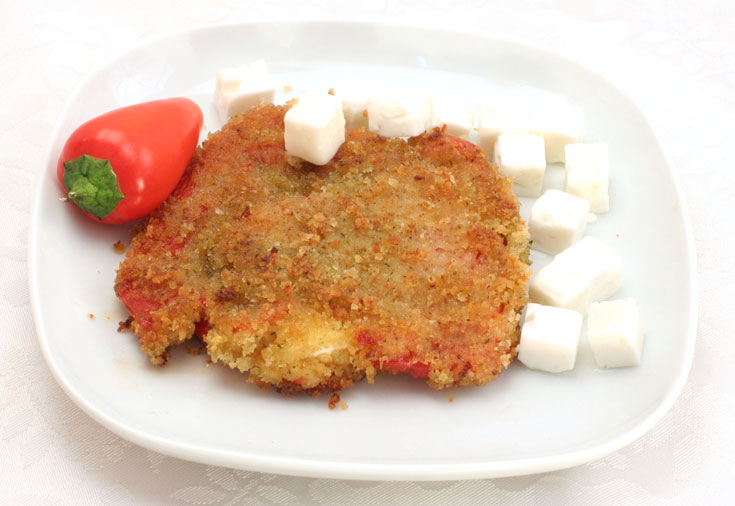 שניצל פלפלים אדומים במילוי גבינה בולגרית (צילום: אסנת לסטר)