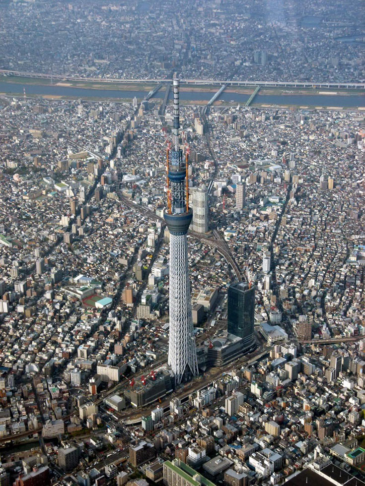 בסיס המגדל הוא קונסטרוקציה תלת-רגלית. יסודות עמוקים אמורים להגן עליו מרעשי אדמה (צילום: Tokyo sky tree cc)