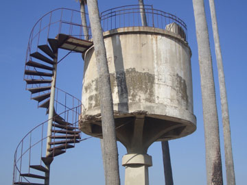 מגדל מים, חוות אטינגון לשעבר, סגולה, פ"ת (צילום: שרון רז)