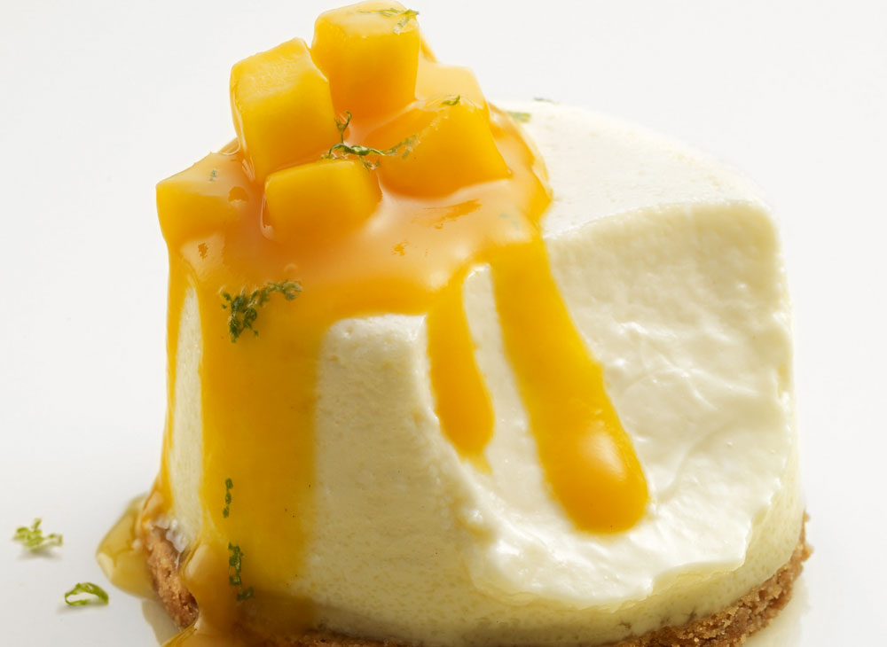 עוגת גבינה אישית עם פסיפלורה ורוטב מנגו  (צילום: לורן פו)