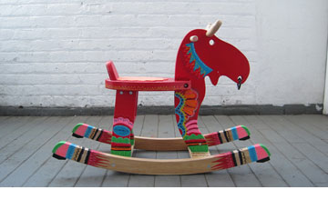 fliffa: סוס נדנדה ששודרג בעבודת יד. למטה: כבר לא כיסא רגיל (מתוך fliffa.com)