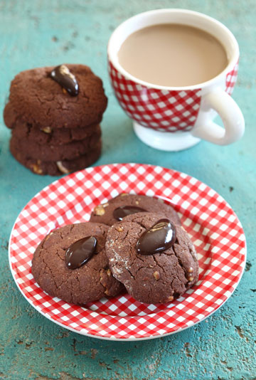 עוגיות שוקולד מריר ללא סוכר (צילום: כפיר חרבי, סגנון: עמית דונסקוי)