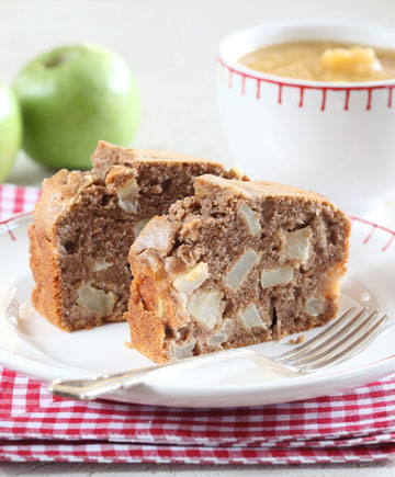עוגת תפוחים כפרית ללא ממתיק (צילום: כפיר חרבי, סגנון: עמית דונסקוי)