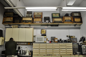 מקלטי רדיו במעבדה. גבעת רם (צילום: דנה אריאלי)