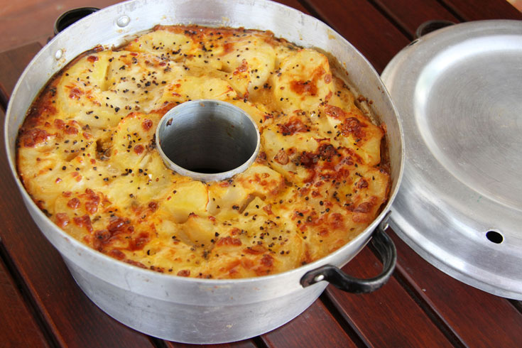פשטידת תפוחי אדמה עם גבינות ועשבי תיבול (צילום: אסנת לסטר)