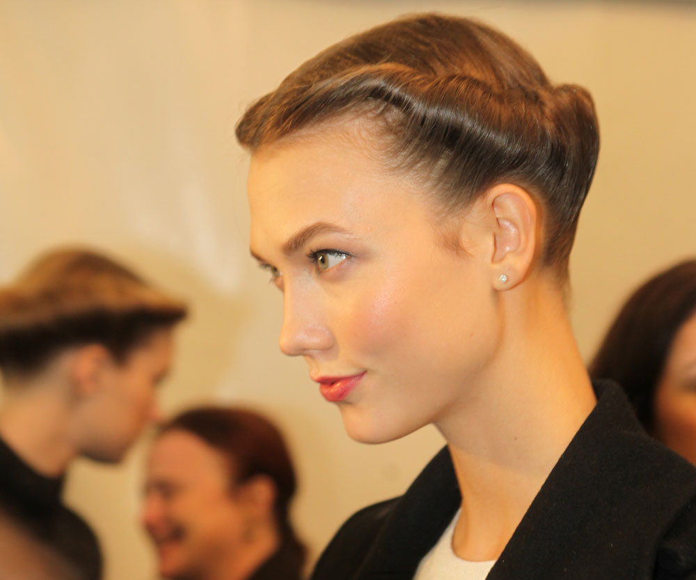 מראה זוהר. Carolina Harrera, שבוע האופנה בניו יורק, סתיו-חורף 2013, Hair by Orlando Pita of Orlo Salon for Moroccanoil (צילום: David Webber for Morccanoil)