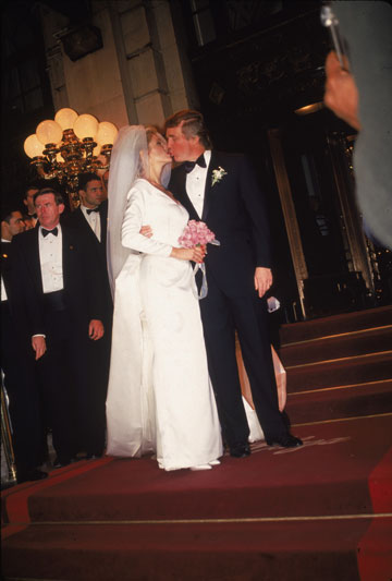 השמלה המושאלת עלתה שני מיליון דולר. מרלה מייפלס ודונאלד טראמפ בחתונם ב-1993 (צילום: gettyimages)