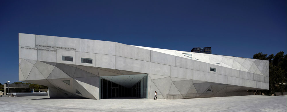 הדוגמה הישראלית: האגף החדש של מוזיאון ת''א, בתכנונו של פרסטון סקוט כהן. רושם ראשוני עז, וגם כאן מתעוררת השאלה על ההתאמה בפועל (צילום: עמית גרון)