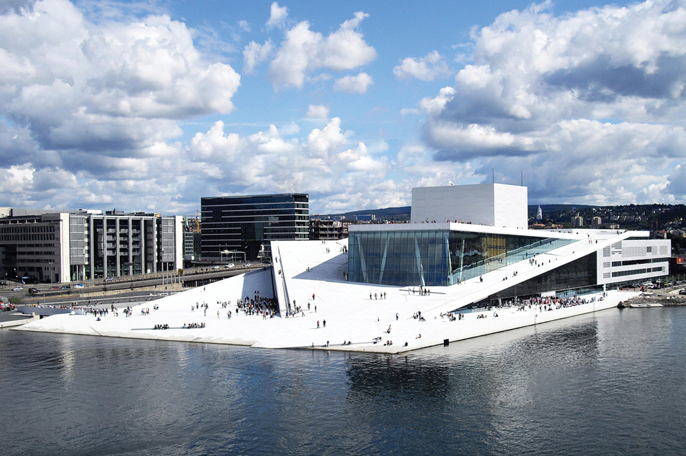 פרויקט של ונסה קסביאן הנורווגית: בית האופרה באוסלו, שנחנך לפני כמה שנים והפך לאחת מנקודות הציון של בירת נורווגיה. מבנה ציבור שמזמין את הציבור לטפס עליו, על קו המים