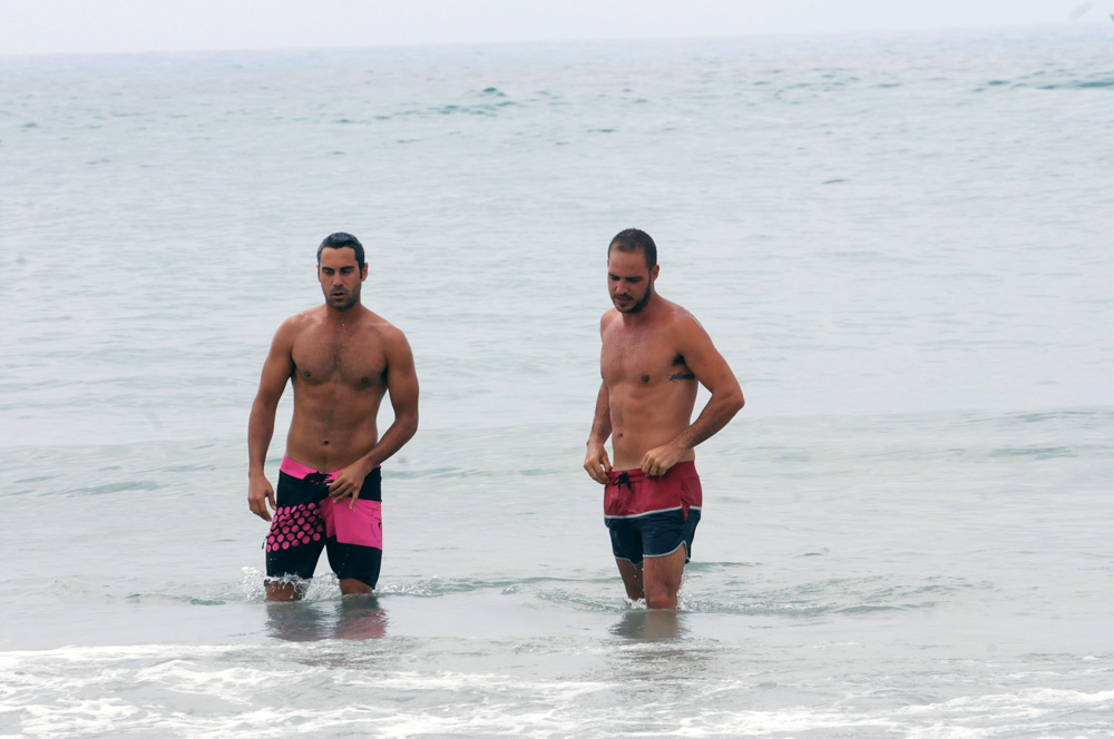 אלירן ודוד בחוף גורדון בתל אביב בשבוע שעבר. תסכימו שכאן הם לא פחות חתיכים מאשר בטלוויזיה (צילום: ברק פכטר)