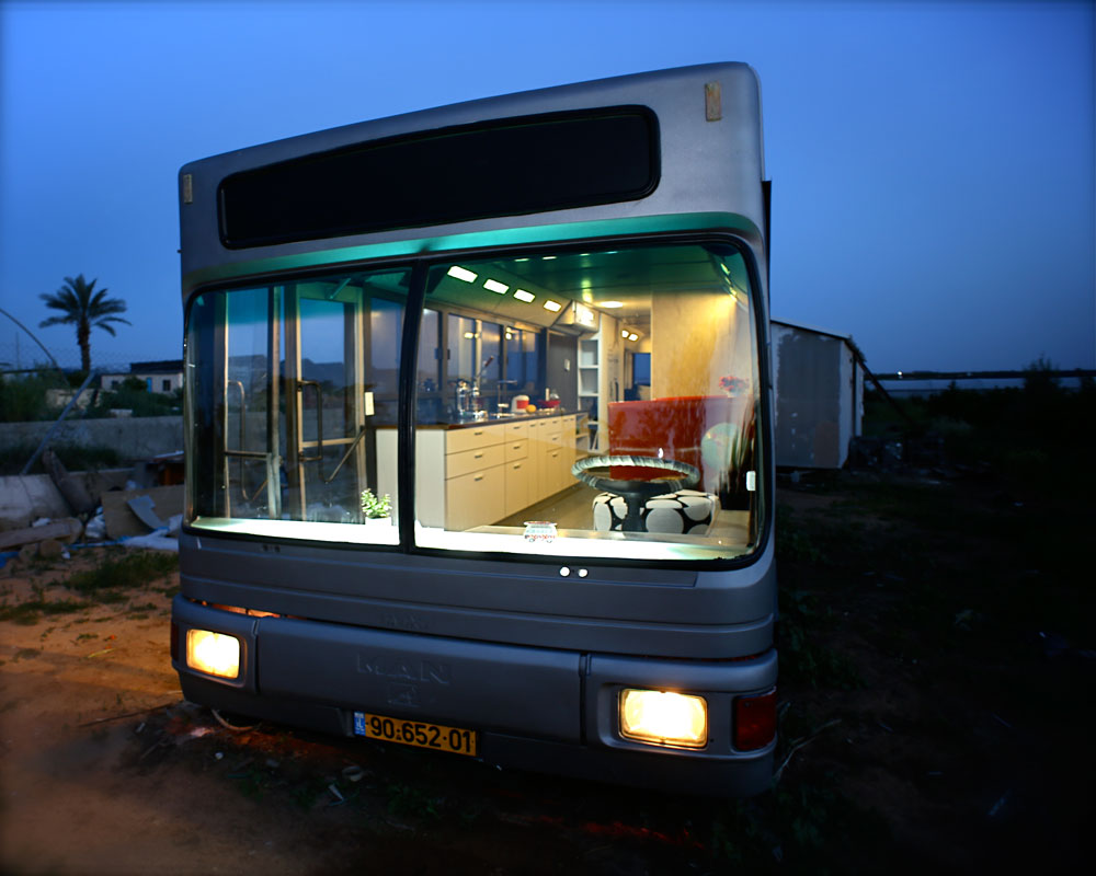 המעצבות החליטו לשמור על אופיו של האוטובוס ולא להפוך אותו לסתם מכולה: החלונות וההגה שופצו, אך מלבדם דבר לא נותר כשהיה (צילום וסטיילינג: ליאור דנציג )