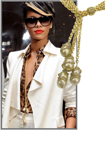 ריהאנה הגיעה לאירוע שטיח אדום כשהיא עונדת תליון זהב בשילוב פנינים ויהלומים של ,YVEL המותג העולמי עם השורשים הישראליים (60,000 דולר) (צילום: splashnews/asap creative)