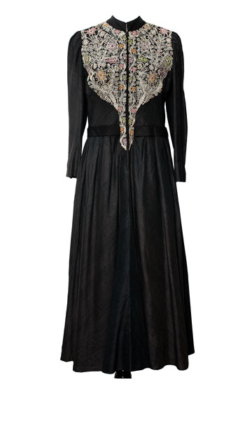 שמלת משי שחורה עם רקמה, 1970. "השמלה האהובה עליי, שפיני עיצבה במיוחד עבורי. היא עשויה משי שחור מהודו, עם רקמת עזה ובית לחם" (צילום: ענבל מרמרי)