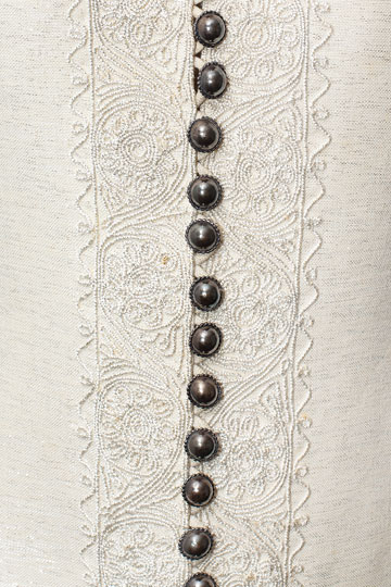 מבט מקרוב על שמלת כלה לבנה עם כפתורים משנת 1972 (צילום: ענבל מרמרי)
