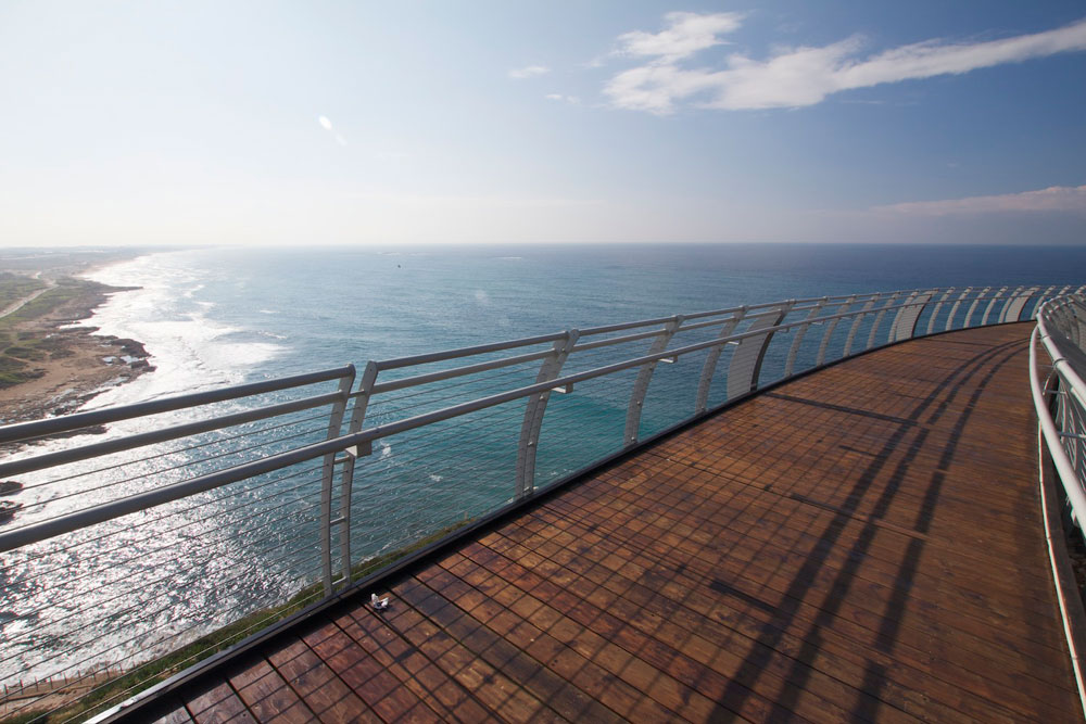 ללכת על המים. מרפסת דק תלויה באתר ראש הנקרה, באורך 100 מטר  על מצוק בגובה 70 מטר מעל הים (צילום: אבנר גדיש)