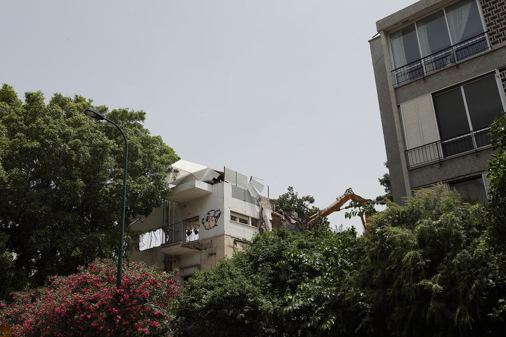 זהו גורד השחקים היחיד בכל צפון-מערב תל אביב, שנותר נקי מגורדי שחקים ושמר על מרקמו השכונתי הייחודי. עכשיו זה משתנה (צילום: אמית הרמן)