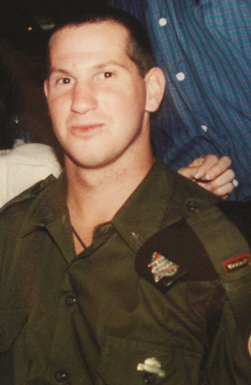 קצין השריון איל שמעוני, שנפל לפני 17 שנה במוצב ריחן (מתוך האלבום המשפחתי)
