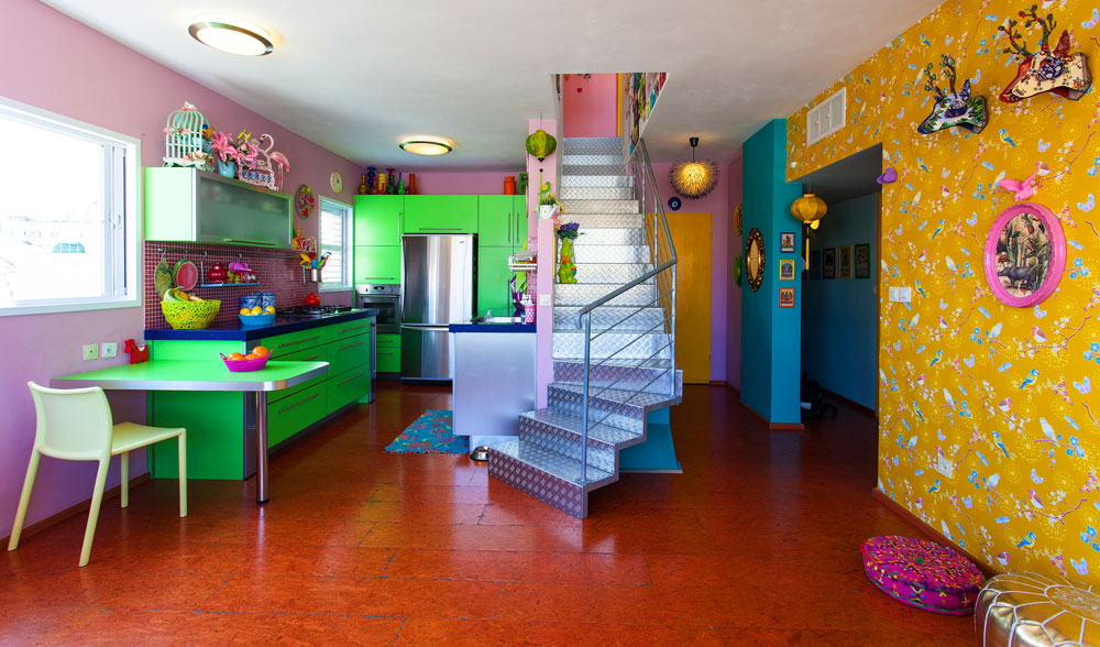 ארונות מטבח בירוק רעל, שיש כחול ודלת כניסה צהובה: דוגמאות לצבעוניות העזה שמאפיינת את הבית (צילום: אבישי פינקלשטיין)
