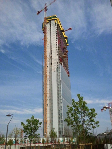 המגדל של איסוזאקי אמור להיות הגבוה ביותר באיטליה. השטחים טרם נמכרו במלואם (צילום: אדר. יפעת שמואלביץ)