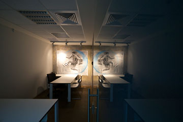 ציורי קיר גם במשרדים האדמיניסטרטיביים הקטנים (צילום: איתי סיקולסקי)