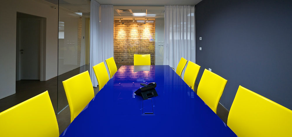 אי אפשר לטעות: שולחן הישיבות נצבע בכחול-מכבי מבריק, וסביבו כסאות מסקיי צהוב. המשרדים החדשים של מכבי ת''א, אלופת המדינה, מול אצטדיון בלומפילד (צילום: איתי סיקולסקי)