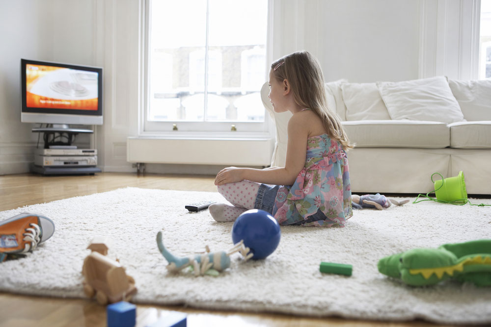 בעידן בו הטלוויזיה הפכה לבייביסיטר המרכזי בבית, מי שומר על הילדים מפני תוכן לא ראוי? (צילום: shutterstock)