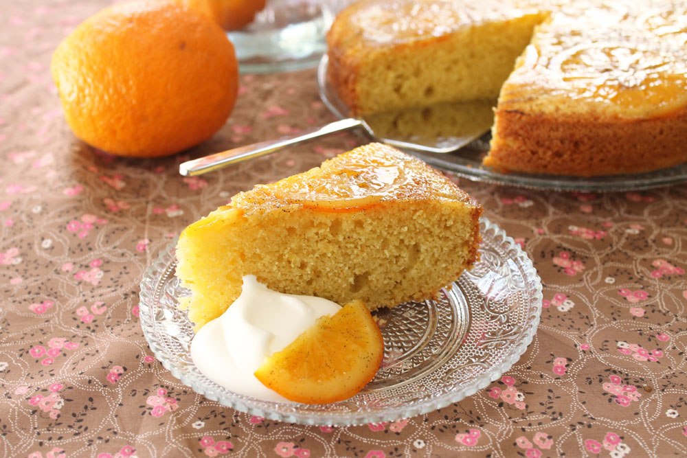 טעם פירותי מיוחד. עוגת תפוזים הפוכה בעיטור תפוזים מזוגגים (צילום: אורלי חרמש)