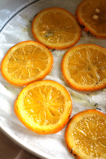 מחכות לבצק. פרוסות התפוזים בתחתית התבנית (צילום: אורלי חרמש)