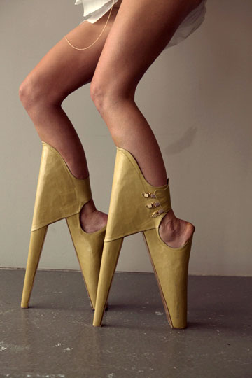 הייתן מצליחות ללכת על כאלה? הנעליים הגרוטסקיות של לייני ון דר ואייר (מתוך vimeo)