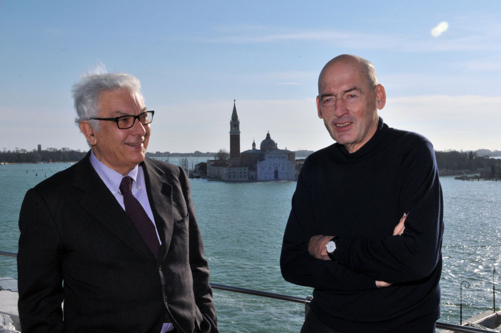 אוצר הביאנלה, רם קולהאס (ימין) ונשיא הביאנלה, פאולו בארטה, בוונציה. אחרי שנים של סירוב, הסכים אדריכל-העל ההולנדי לאצור את התערוכה (צילום: Giorgio Zucchiatti, באדיבות la Biennale di Venezia)