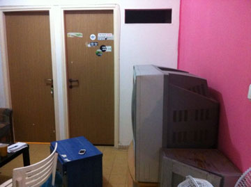 הסלון והדלתות של שניים מחדרי השינה, לפני השיפוץ (צילום: מירי בלבול)