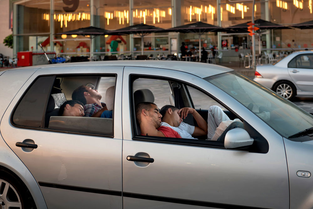 בשביל ארבעת הצעירים במכונית שבלב נמל תל אביב, זהו לא בוקר של יום חדש, אלא סופו של לילה ארוך (צילום: אילן נחום)
