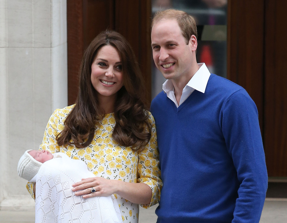 ההורים הגאים קייט מידלטון (שוב בשמלה של המעצבת ג'ני פקהאם) והנסיך וויליאם מוציאים לאור את הנסיכה החדשה (צילום: gettyimages)