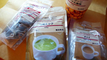 ההתחלה הייתה מוצרי מזון. דגש על חומרים ועל אריזה פשוטה (צילום: Peggy Huang, cc)