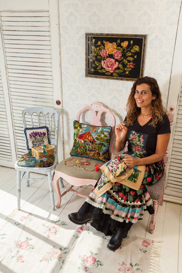 המעצבת ענת סגל בסטודיו שלה, המציע בין היתר רהיטים ואבזרים מעוטרים בשלל עבודות גובלן  (צילום: טל ניסים)