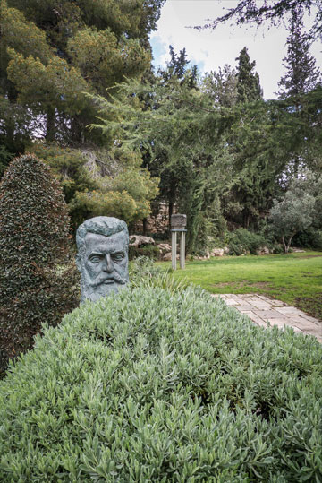 פסל של הרצל בגן (צילום: איתי סיקולסקי )
