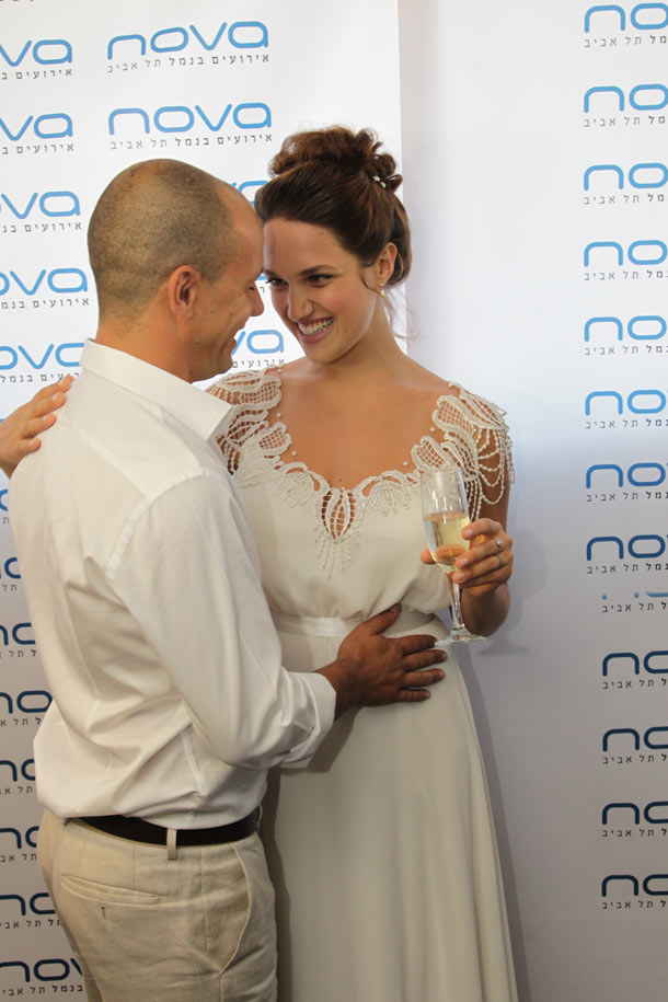 אולי עכשיו היא תחזור ל"בלומין". הזוג קרני בחתונה, יוני 2012 (צילום: רפי דלויה)