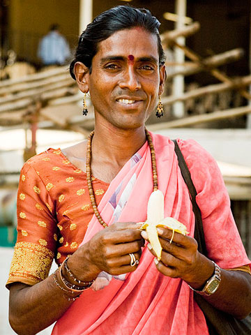 טרנסקסואליות בהודו חיות בקהילה ככת עם גורו  (צילום: Michael, cc)