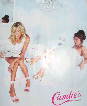 ג'ני מקארתי על האסלה וקלי קלרקסון באמבטיה, בקמפיין למותג הנעליים Candie's