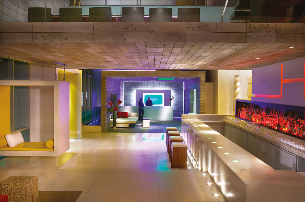 מלון W במקסיקו - הסניף הלטיני הראשון של רשת המלונות העולמית, שנחנך ב-2003. אורות סוריאליסטיים וצבעים עזים (צילום: באדיבות אילן ויסברוד)