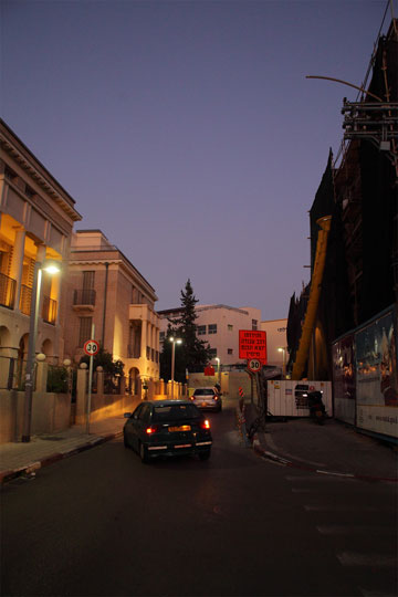 משמאל: בית הצעירים של עיריית תל אביב, מול בית ברסקי (צילום: אמית הרמן)