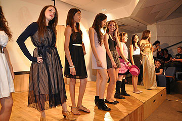 תצוגת אופנה במסגרת קורס קיץ באקדמיה לעיצוב אופנה (צילום: האקדמיה לעיצוב אופנה)
