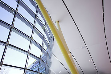 קיר-מסך זכוכית עוטף את המבנה (צילום: Andrea Morgante)