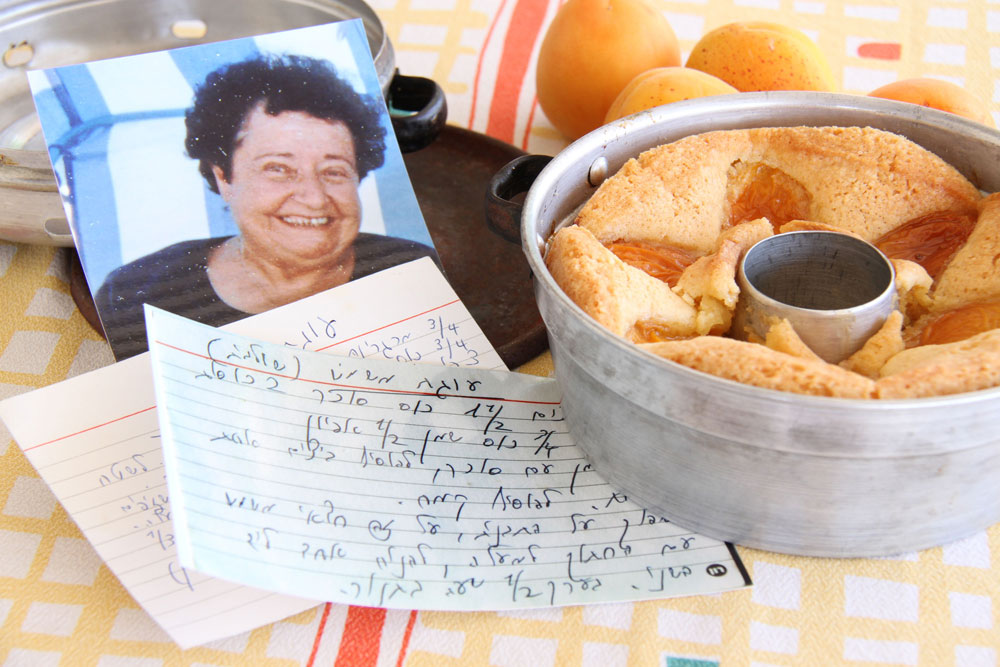 עוגות פירות היו אהבתה הגדולה. תמונתה של רות ראונר, אימה של אסנת לסטר, ליד עוגת משמשים שנהגה להכין (צילום: אסנת לסטר)